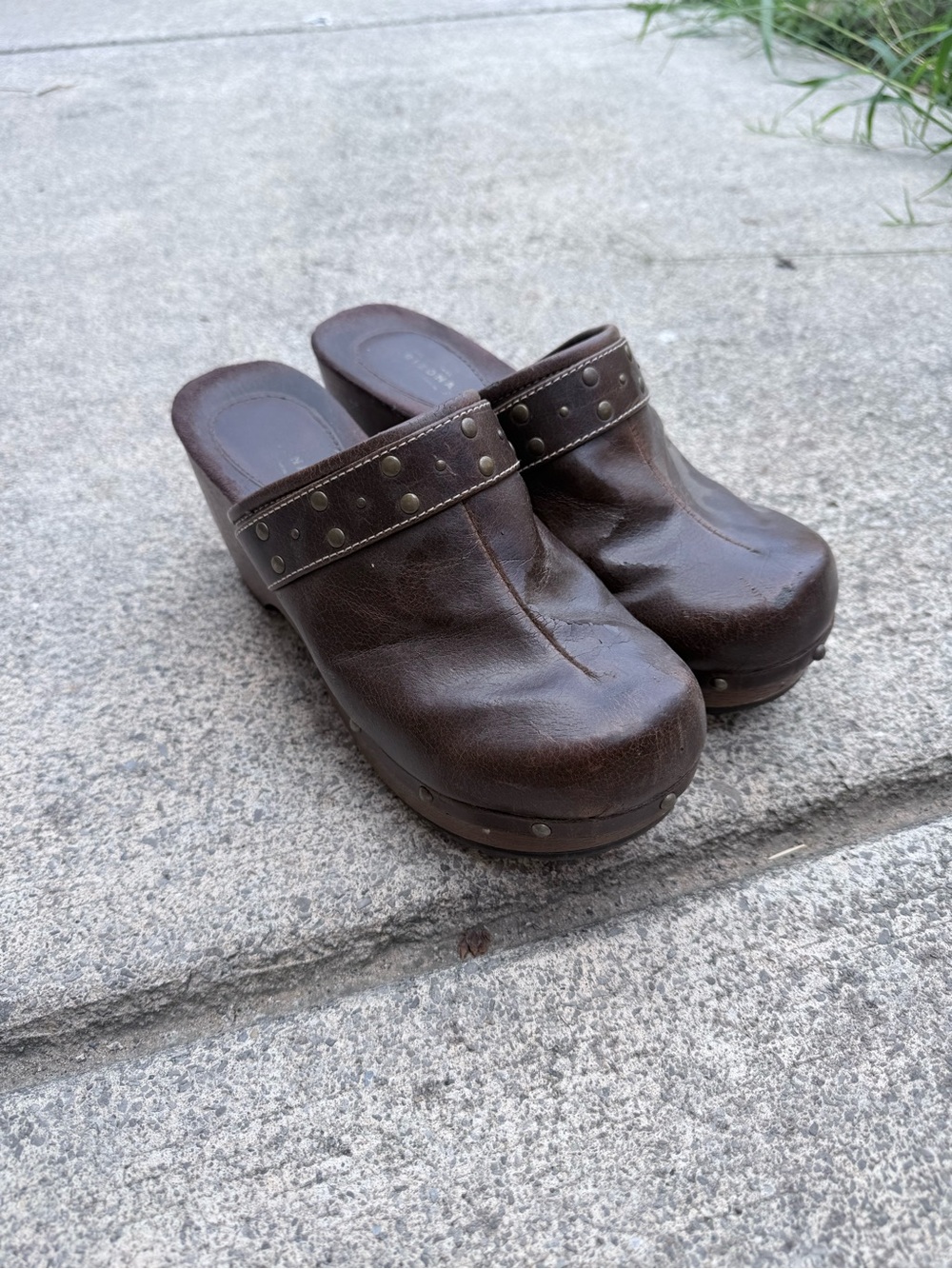 Arizona Brown studded clogs